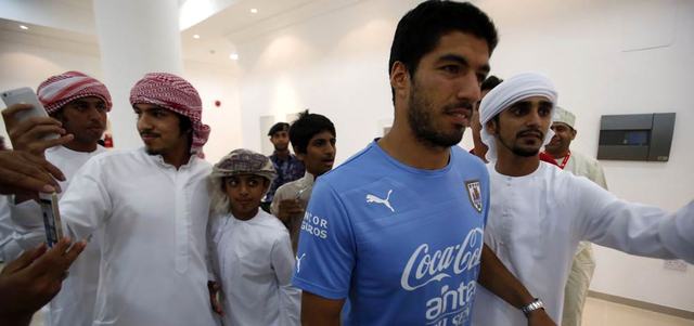 منتخب أوروغواي تشدد كثيراً في منع اقتراب المشجعين من سواريز. أ.ف.ب