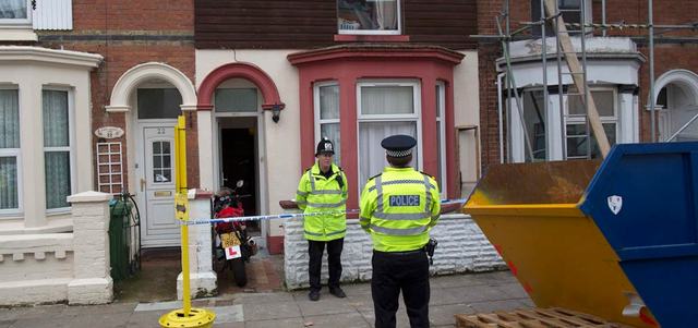 شرطيان بريطانيان أمام منزل تم دهمه في بورتسموث في تحقيق متعلق بسورية.  رويترز