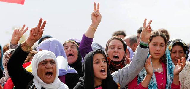 كرديات يهتفن ضد «داعش» خلال تشييع مقاتلين أكراد قتلوا في المواجهات مع التنظيم في عين العرب. إي.بي.إيه