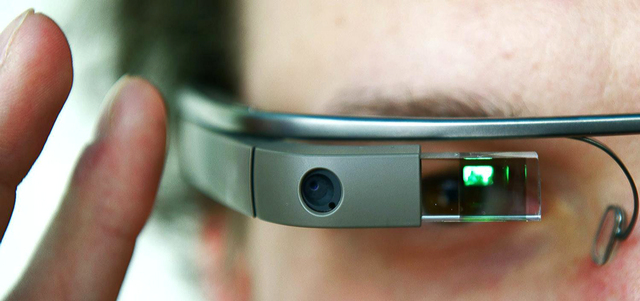 التقنية المستحدثة تشكل إضافة جديدة للأجهزة القابلة للارتداء، مثل «غوغل غلاس». أرشيفية