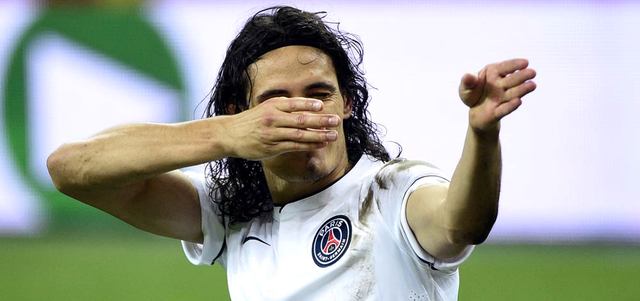 كافاني خرج من مباراة لنس بالبطاقة الحمراء، بعد أن احتفل بهدفه وكأنه يطلق النار على جمهور لنس. أ.ف.ب