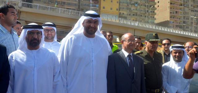 سلطان الجابر ومحافظ الجيزة ومحمد بن نخيرة الظاهري خلال تفقد جسر أرض اللواء. الإمارات اليوم