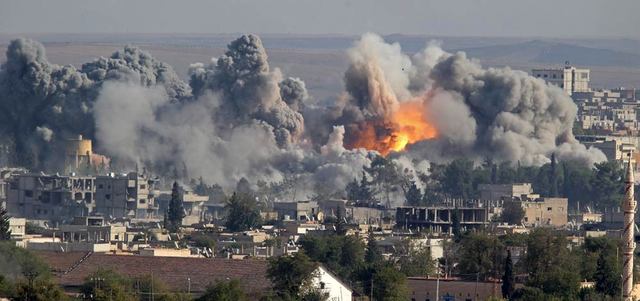 الدخان يرتفع فوق عين العرب السورية بعد غارة شنتها قوات التحالف على مواقع لتنظيم «داعش» في المدينة القريبة من الحدود التركية. إي.بي.إيه