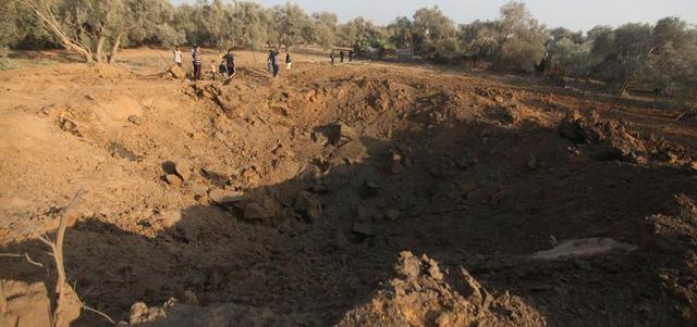 جرافات ودبابات الاحتلال اقتلعت أشجار الزيتون وجرّفت الأراضي خلال العدوان الأخير على غزة الذي استمر 51 يوماً. الإمارات اليوم