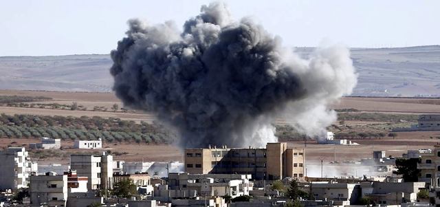 الدخان يرتفع في سماء «عين العرب» بعد ضربة للقوات الأميركية على موقع لتنظيم «داعش» في المدينة.  إي.بي.إيه