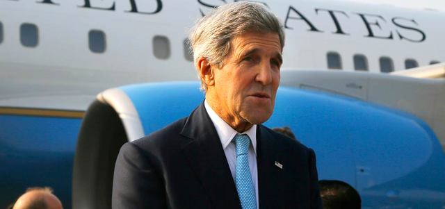 جون كيري: «هذه لحظة أزمة وطوارئ ولا نريد أن نرى كوباني تتحول إلى مثال فظيع لغياب الإرادة في مساعدة من يقاتلون (داعش)».  أ.ب