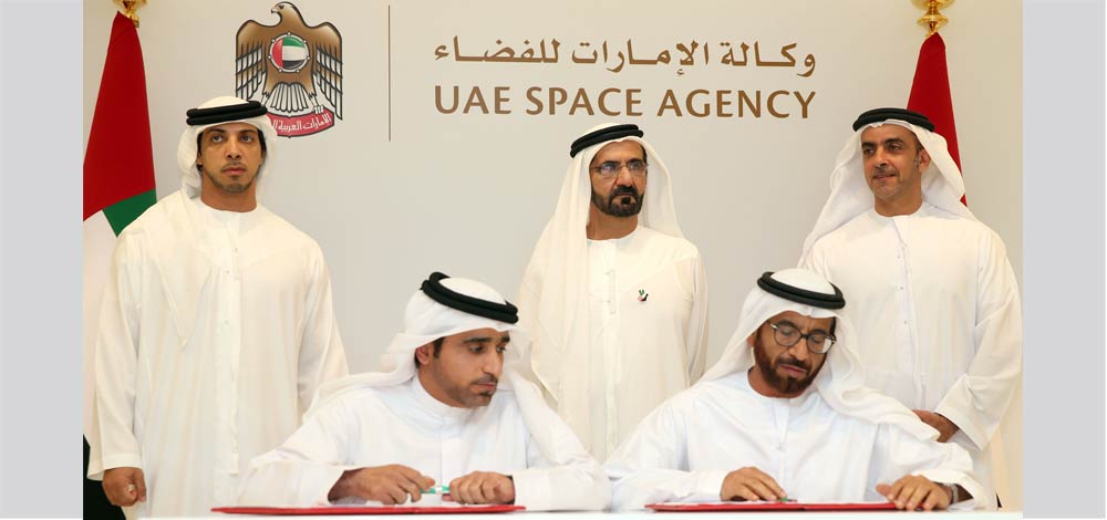 محمد بن راشد يشهد توقيع اتفاقية وكالة الإمارات للفضاء ومؤسسة الإمارات للعلوم والتقنية المتقدمة بحضور سيف بن زايد ومنصور بن زايد. وام