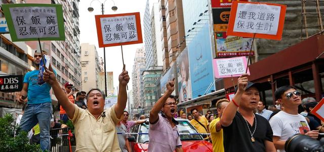 المتظاهرون يطالبون باستقالة رئيس السلطة التنفيذية في هونغ كونغ، لونغ تشون يينغ، واعتماد اقتراع عام فعلي في المنطقة التي تتمتع بالحكم الذاتي.