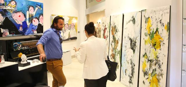 ليس هناك مفهوم محدد للمعرض لكنه يتطرق إلى الكثير من القضايا. تصوير: عبدالله حسن