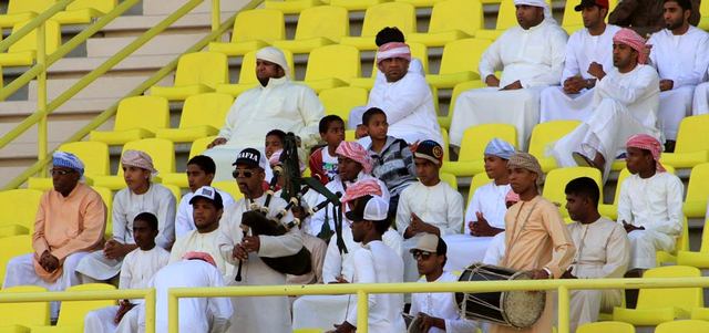 رجال الأمن تدخلوا لحماية اللاعبين من مشجعين غاضبين، بعد الخسارة من الفجيرة.