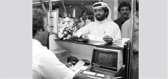 عبدالرحمن الزرعوني خلال الإجراءات النهائية لصعود طائرة «الإمارات» المتجهة إلى كراتشي في 25 أكتوبر عام 1985.  من المصدر