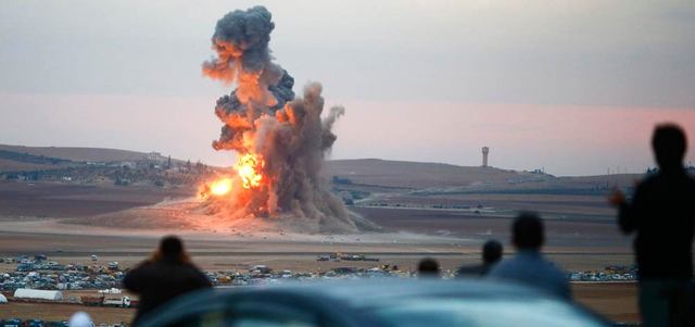 الدخان وألسنة اللهب ترتفع فوق تلة قرب بلدة عين العرب السورية بعد غارة لقوات التحالف على تنظيم «داعش». رويترز