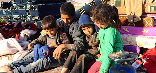 اللاجئون السوريون يعانون أوضاعاً إنسانية صعبة في لبنان الذي تشدد في إجراءات السماح لهم بدخول أراضيه. رويترز
