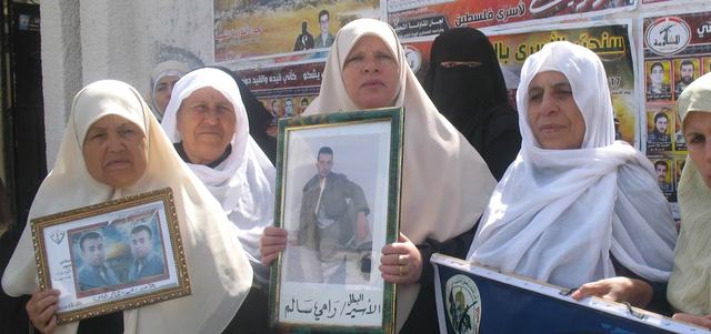 أهالي الأسرى يتظاهرون مطالبين بإطلاق سراح ذويهم. الإمارات اليوم