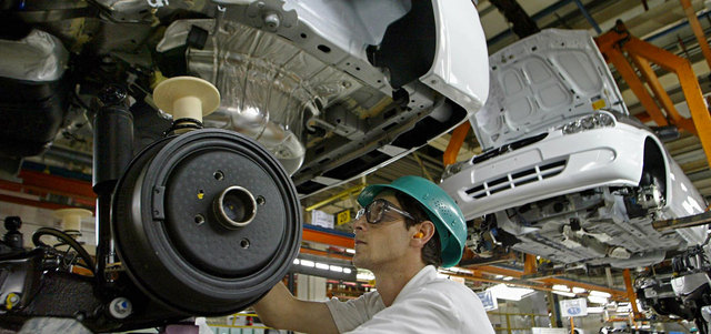 من الصعوبة إقامة مصانع لتجميع وتصنيع أجزاء السيارات في الإمارات مع عدم توافر المواد الخام الرئيسة اللازمة. أرشيفية