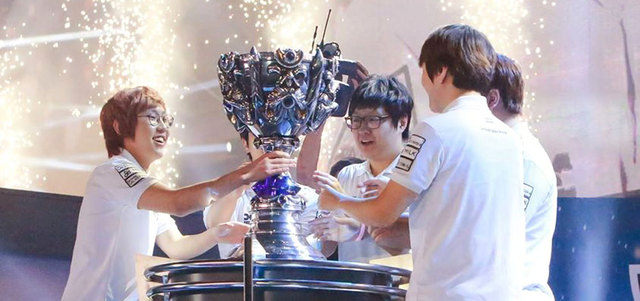 «سامسونغ وايت» لحظة تتويجه بكأس بطولة العالم للعبة «ليغ أوف ليجندز». من المصدر