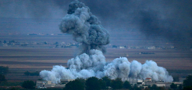 الدخان يرتفع في سماء عين العرب بعد غارة لقوات التحالف على مواقع لتنظيم «داعش» في المدينة. رويترز