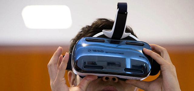 يرجع ابتكار العلاج بتقنية الواقع الافتراضي إلى بداية التسعينات من القرن العشرين. غيتي