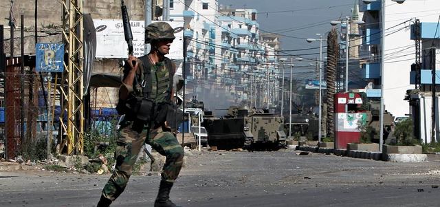 شوارع طرابلس تحولت إلى ساحة حرب بين الجيش اللبناني ومسلحين في مواجهات تعد الأسوأ من نوعها منذ بداية الأزمة السورية. أ.ب