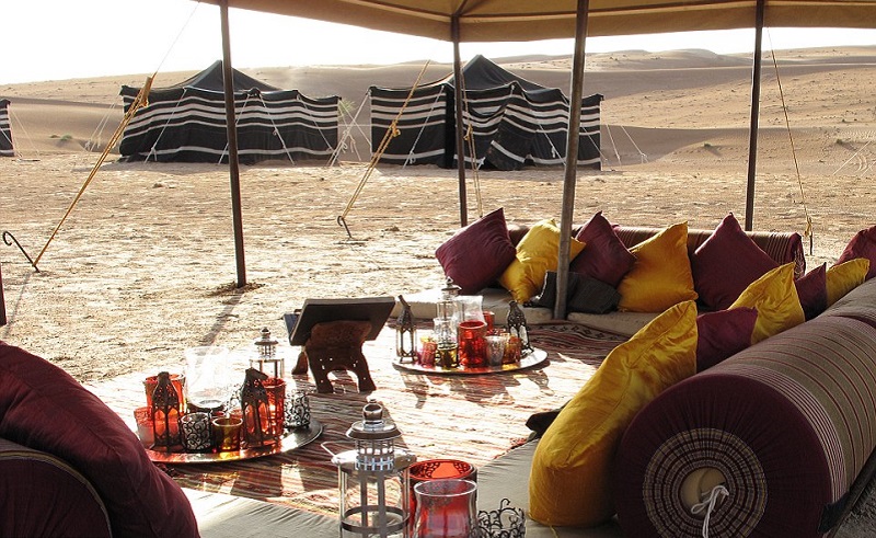 مع بداية فصل الشتاء واعتدال الطقس تقوم بعض الشركات السياحية بعرض منتجاتها المبتكرة لجذب الزبائن حيث قامت شركة سياحية عمانية بابتكار مفهوم جديد في التخييم الصحراوي، واضافت له لمسات من الفخامة تشبه ألف ليلة وليلة .نقلا عن صحيفة "ديلي ميل"