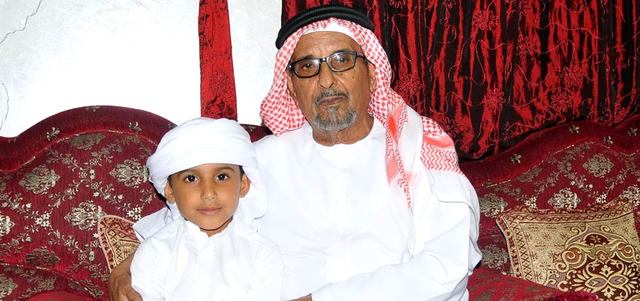 الطفل عبدالله مع جدّه بعد الحادثة. من المصدر