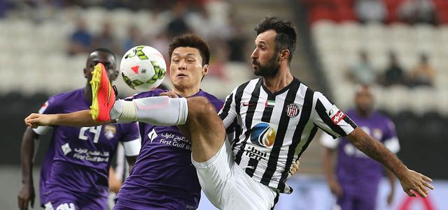 فوسينتش في احتكاك مع لاعب العين الكوري لي موينغ. تصوير: إريك أرازاس