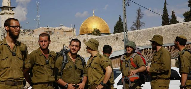 قوات الاحتلال تحاصر المسجد الأقصى وتمنع دخول المصلين. أ.ف.ب