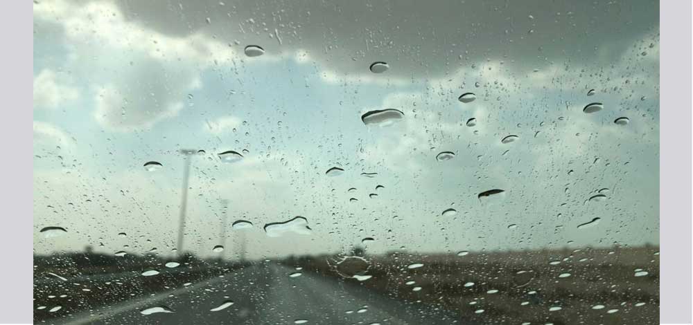 امطار الخير مع برق ورعد طريق أم القيوين -رأس الخيمة.. تصوير إبراهيم الشحي (مركز العاصفة)