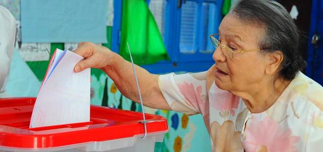 الانتخابات التونسية أسفرت عن فوز حزب «نداء تونس» بنحو 35% من مقاعد البرلمان مقابل 25%  لـ«النهضة. أ.ب