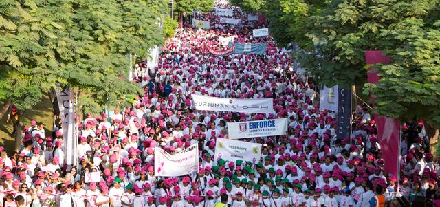 في حديقة زعبيل شارك الآلاف في «مسيرة برجمان الوردية»، وتندرج المسيرة الخيرية، التي تعد الأطول والأكثر جذباً في الإمارات، ضمن النسخة الـ18 من حملة «بصحة وعافية». من المصدر
