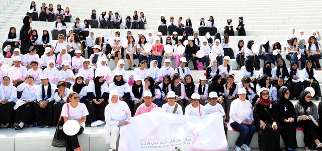 زينت أكثر من 200 مشاركة من النساء حديقة الخور في دبي باللون الوردي، وذلك في المسيرة التي نظمها مجلس دبي الرياضي، بالتعاون مع بلدية دبي، لمحاربة سرطان الثدي، تحت شعار «معاً نجعل خور دبي وردياً». من المصدر