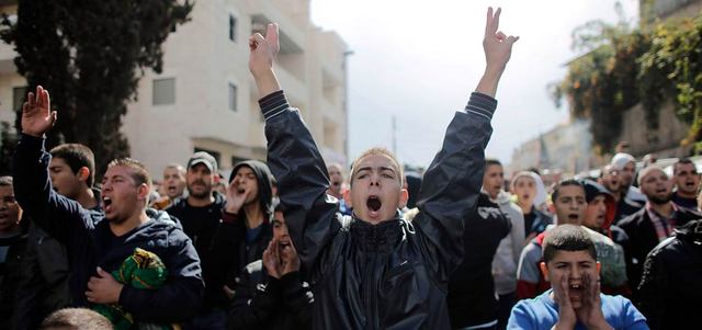 فلسطينيون خلال مسيرة احتجاج ضد ممارسات سلطات الاحتلال في القدس. أ.ف.ب