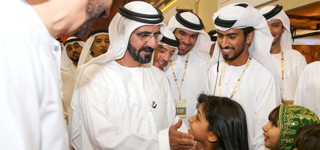 محمد بن راشد مستمعاً إلى طفلة خلال جولته في أروقة «بطولة دبي العالمية للضيافة». وام