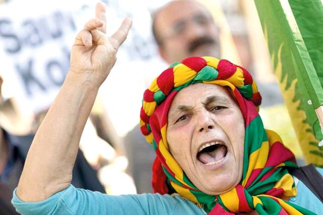 امرأة‭ ‬كردية‭ ‬ترفع‭ ‬شارة‭ ‬النصر‭ ‬خلال‭ ‬تظاهرة‭ ‬في‭ ‬باريس،‭ ‬تطالب‭ ‬بدعم‭ ‬المقاتلين‭ ‬الأكراد‭ ‬في‭ ‬مدينة‭ ‬عين‭ ‬العرب‭ ‬ضد‭ ‬تنظيم‭ ‬«داعش»‭. ‬ أ‭.‬ف‭.‬ب