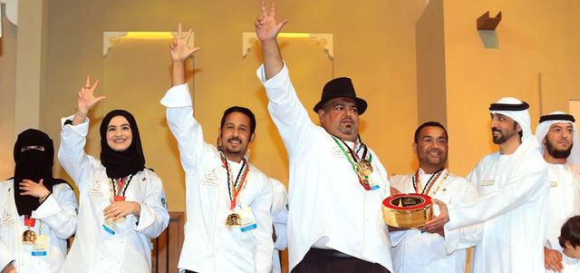 أحمد بن حارب يسلم الجائزة لرئيس الطهاة في الفريق الإماراتي. تصوير: باتريك كاستيلو