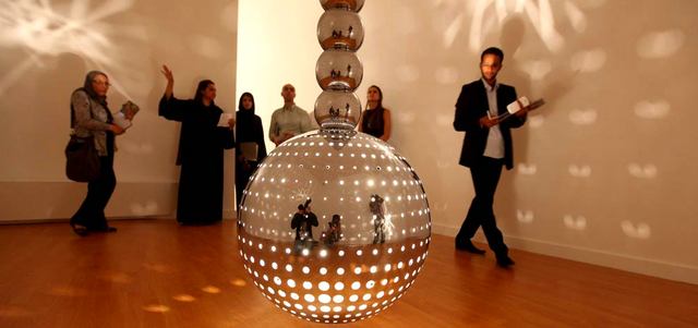 عمل بيني اعتمد على الظلال المتحركة الصادرة من كرة معلقة في منتصف الغرفة لترسم في دورانها ظلالاً تبدو راقصة بالية متحركة. تصوير: إريك أرازاس