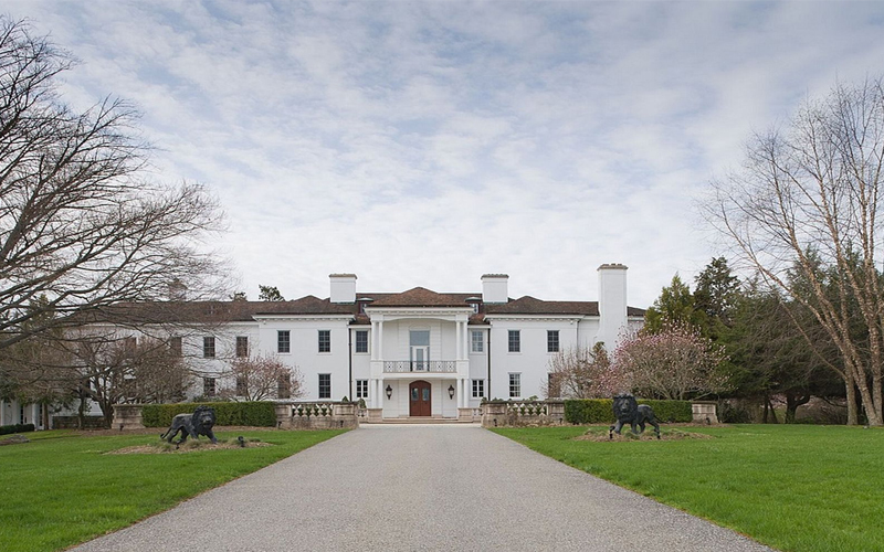 المنزل الجديد للممثلة كاترين زيتاجونس ومايكل دوغلاس، والذي يقدرسعره بـ 7 ملايين جنيه استرليني. نقلاً عن صحيفة "ميرور" البريطانية.