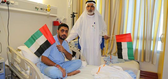 أحد المرضى شارك من سريره في أحد المستشفيات برفع علم الإمارات. 	الإمارات اليوم