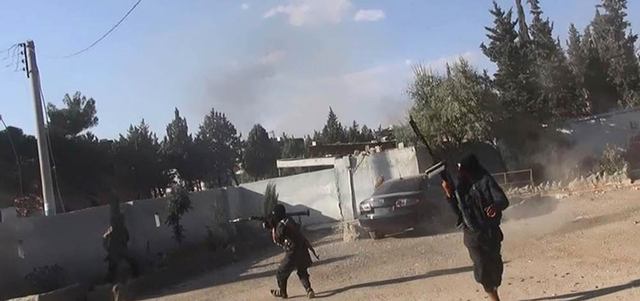 صور بثها المكتب الإعلامي لتنظيم «داعش» في الرقة لما قال إنها لمواجهات من داخل مدينة عين العرب. أ.ب