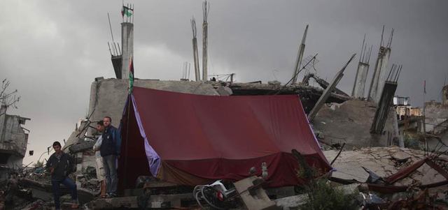 أصحاب المنازل المدّمرة في غزة نصبوا خياماً مؤقتة على حطام منازلهم حتى يتمكنوا من السيطرة على تسرب مياه الأمطار. الإمارات اليوم