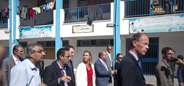 موغريني (وسط) خلال زيارتها إلى مدرسة البحرين لإيواء النازحين التابعة لـ «الأونروا» في منطقة تل الهوى بغزة. أ.ف.ب