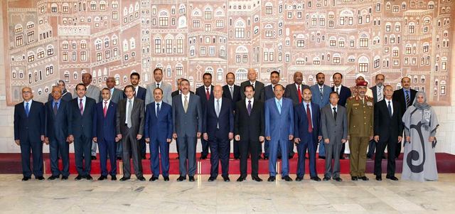 الرئيس اليمني هادي يتوسط أعضاء حكومة بحاح الجديدة بعد أداء اليمين. أ.ف.ب