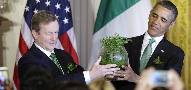 رئيس وزراء إيرلندا يهدي أوباما طبقاً من نبات النفل التقليدي.