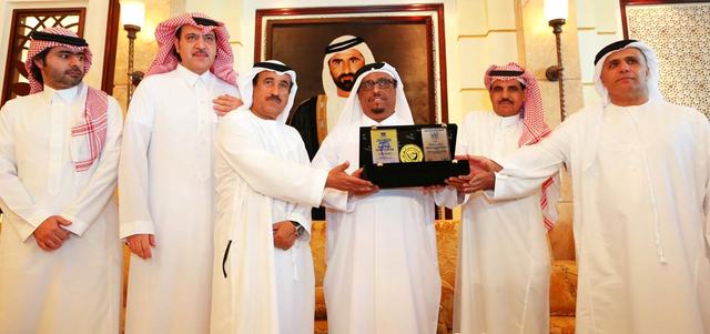 ضاحي خلفان يتسلم العضوية الفخرية لنادي النصر السعودي.