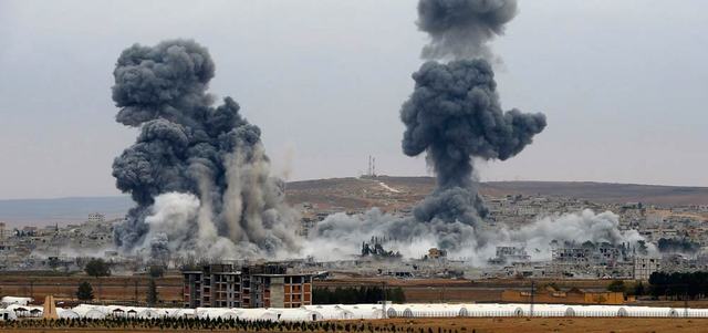 الدخان يرتفع في سماء عين العرب بعد غارة لقوات التحالف على موقع لتنظيم «داعش» في المدينة. رويترز
