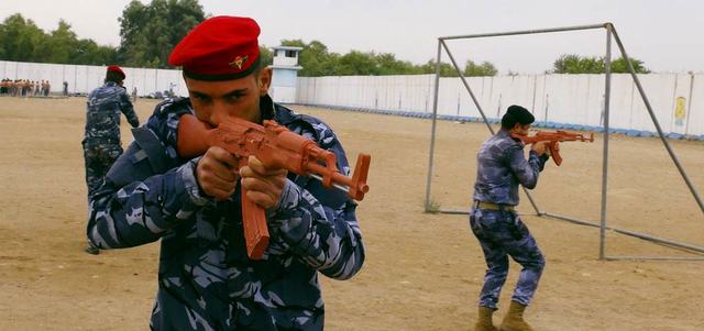 رجال القبائل السنية يشاركون في تدريبات عسكرية بضواحي مدينة الرمادي استعداداً لمحاربة «داعش». رويترز