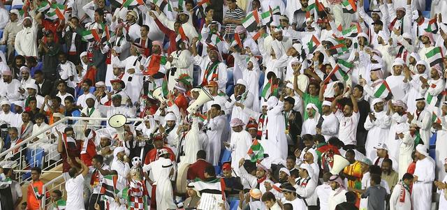 جمهور المنتخب الوطني أصيب بخيبة أمل لعدم الحفاظ على التقدم أمام الكويت. تصوير: إريك أرازاس