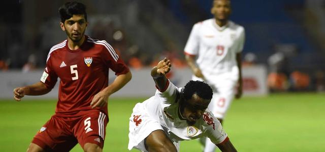 عامر عبدالرحمن «يسار» من الركائز الأساسية في صفوف المنتخب الوطني. أ.ف.ب