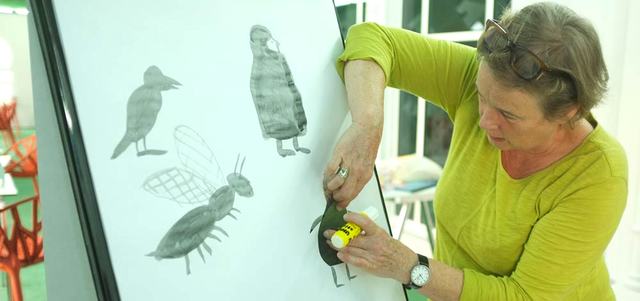 المؤلفة والرسامة الألمانية جوتا باوير أشرفت على الورشة. من المصدر