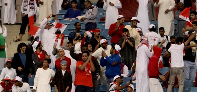 الجمهور البحريني خلال «خليجي 22». تصوير: إريك أرازاس